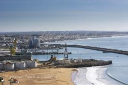 Image du Maroc Professionnelle de  Vue de la plage et du Port de Safi, une des plus anciennes villes du Maroc, marquée par la présence des portugais. Elle est la capitale de la région Doukkala-Abda et se situe sur le littoral atlantique, le 29 Novembre 2006. (Photo / Abdeljalil Bounhar) 